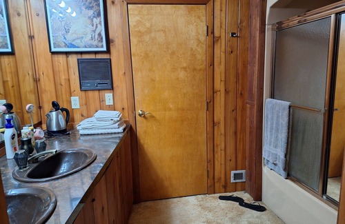 Lansing House | HOUSE OF THE FUTURE MANSION, 2 HUGE BEDROOMS w/WiFi, AC in Woods of W. Lansing