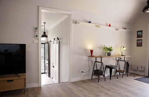 Creswick House | House on the Hill, Pet Friendly Cottage