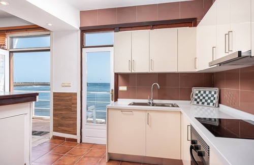 El Medano House | HOUSE OVER THE SEA (touching the water) VERY CENTRAL EL MEDANO, BBQ terrace,