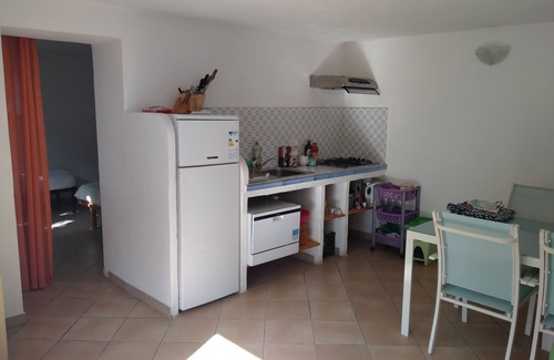 Leni House | House under a carob tree, among the vineyards in Salina