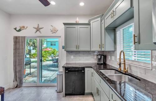 Indian Rocks Beach House | 🏠House☀Walk To Beach🐬Indian Rocks Retreat🌴Backyard Space for Entertaining