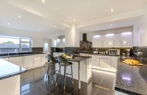 Gloucester House | House with a games room, a large garden & Hot Tub