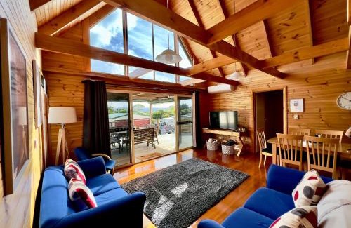 Stieglitz House | House with bay views - St Helens family escape