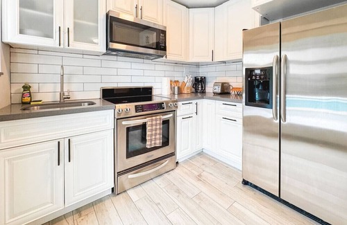 Biscayne Park House | HOUSE WITH BIG POOL & BBQ! 10 MIN TO THE BEACH!