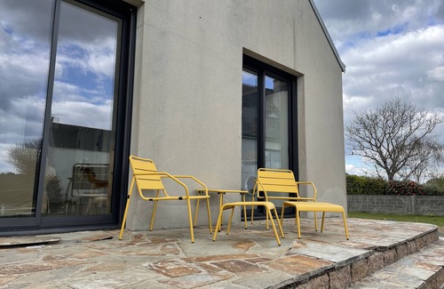 Ploneour-Lanvern House | House with garden and private parking
