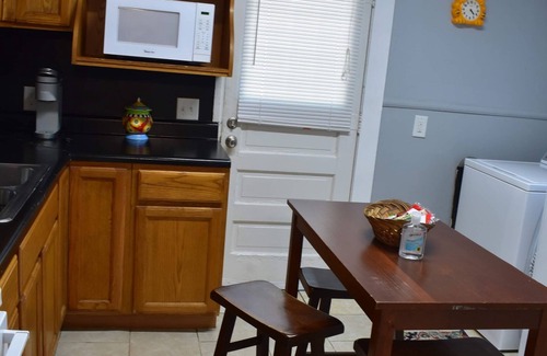 Highlands - Perkins Cottage | House with King and Queen beds! Garfield Cottage @LSU