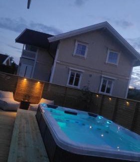 B House | House with large hot tub in Bø, room for 2 families!