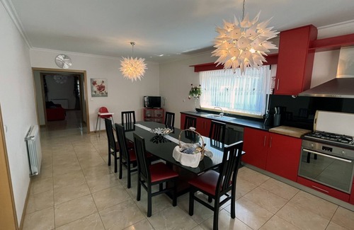 Freixo Villa | House with pool and games room