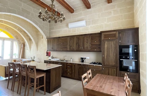 Nadur House | House with pool for 10 persons, central yet quiet area