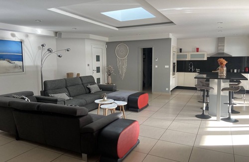 Saint-Jean-d'Illac House | House with swimming pool & jaccuzi - between Bordeaux & the Arcachon basin - 2 to 6 p