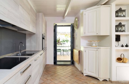 Stazzo Apartment | House with terrace and direct access to the sea. Shared pool.