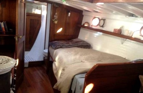 Alameda Boat Rental | Houseboat ∙ 1 bedroom ∙ 3 guests