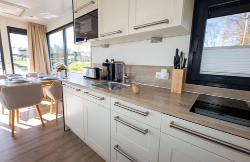 Bad Bederkesa House | Houseboat 1 See-Treff. Firmly anchored and with a panoramic view.