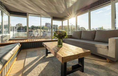 Holesovice Boat Rental | Houseboat in Prague, private swimming, nice view, airconditioning, free parking.