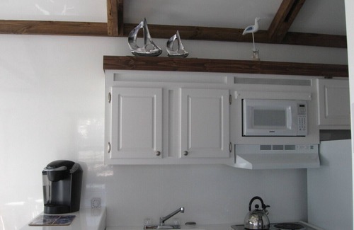 Thompson Square - Bunker Hill Boat Rental | Houseboat in Boston Harbor Wifi A/C/Heat Be rocked to sleep