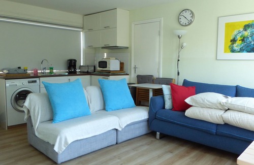Eastern Docklands Boat Rental | Houseboat In The Center, 5 min walk to Tropical Museum, Free Wifi!