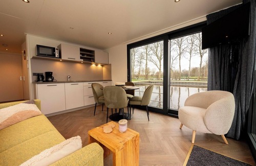 Offingawier Ski Chalet | Houseboat - Paviljoenwei 4 | Sneek (Offingawier)