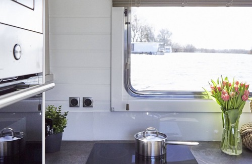 Moorfleet Boat Rental | Houseboat "sutje" - vacation home on the water
