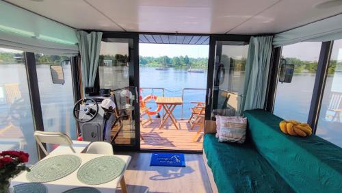 Uraz Apartment | Houseboat Water Boy apartament pływający dom na wodzie łódź