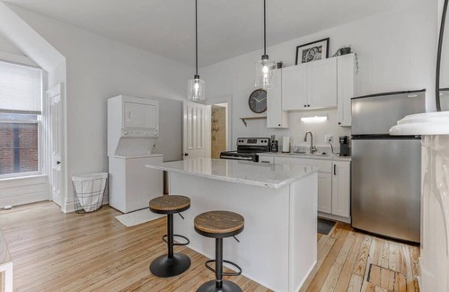 Victorian Village Apartment | Housepitality - The Short North Getaway