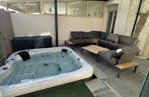 Le Fief-Sauvin House | Houses with Jacuzzi