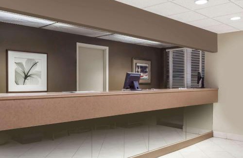 Niagara Falls Hotel | Howard Johnson by Wyndham Niagara Falls