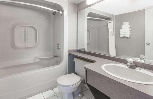 Niagara Falls Hotel | Howard Johnson by Wyndham Niagara Falls