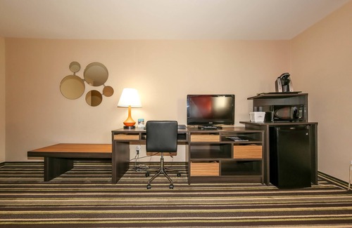 Winnipeg Hotel | Howard Johnson by Wyndham Winnipeg West