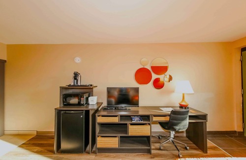 Winnipeg Hotel | Howard Johnson by Wyndham Winnipeg West