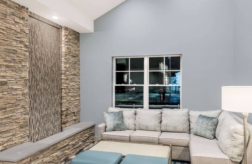 Middletown Hotel | Howard Johnson by Wyndham Middletown Newport Area