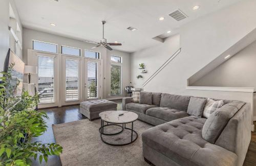 Washington Ave./ Memorial Park House | HTX Skyline-View Luxe Home Sleeps 8 Midtown