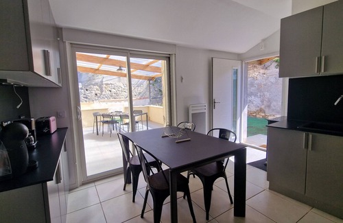Magalas Apartment | Hub for sightseeing, cultural activities and beach, courtyard, private and quiet