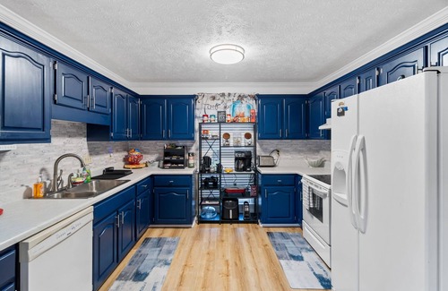 Fayetteville House | Hub of The Town - Home Away Vibes-king size Comfort