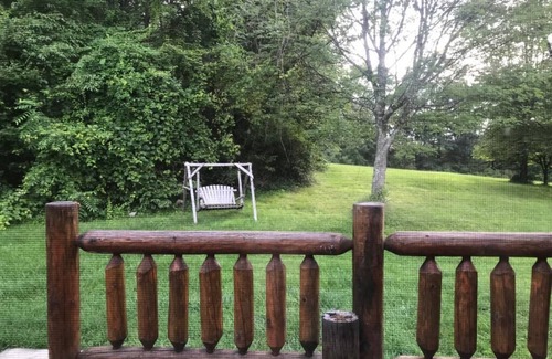 Rhinebeck House | Hudson Valley, Rhinbeck, pristine log home with over 8 acres of land!