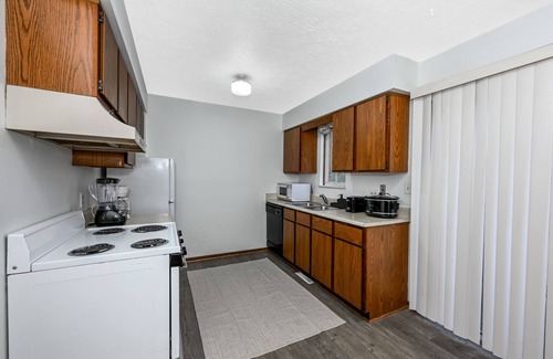 Northwest Akron Apartment | Huge 2bd - Haven for Travelers