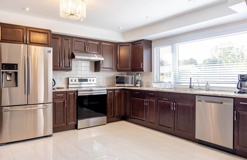 Rosemount House | HUGE 7-Bdrm Duplex in the Heart of Kitchener