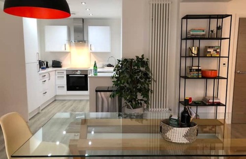 Margate Apartment | Huge Apartment 5 mins from the Beach with Free Gated Parking