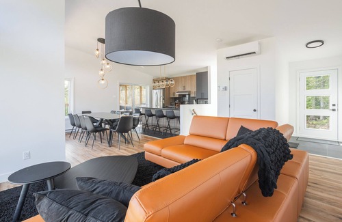 Saint-Gabriel-de-Brandon Cottage | Huge modern chalet with spa and lake access