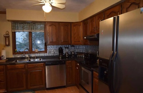 Blakeslee Ski Chalet | Huge Chalet with Hot Tub, Game Room, Close to Ski Mountains & Waterparks!