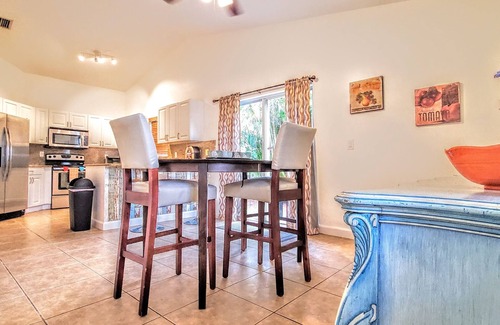 Pembroke Pines House | Huge Gated 5⭐Private Home Sleeps 21+ FREE RENTAL CAR +WATERSPORTS🌊 +WiFi +More!