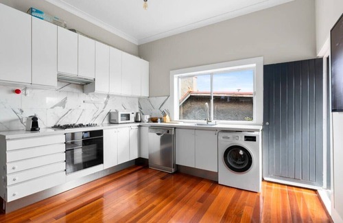 Cremorne Apartment | Huge Harbour View Apartment In Historic Home