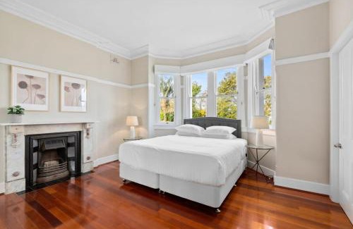 Cremorne Apartment | Huge Harbour View Apartment In Historic Home