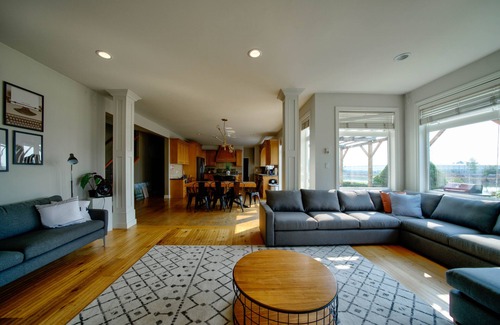 West Abbotsford House | HUGE HOME! Sleeps 23, Private Lake, Gym, Hot Tub, Game Room, Theatre, Karaoke