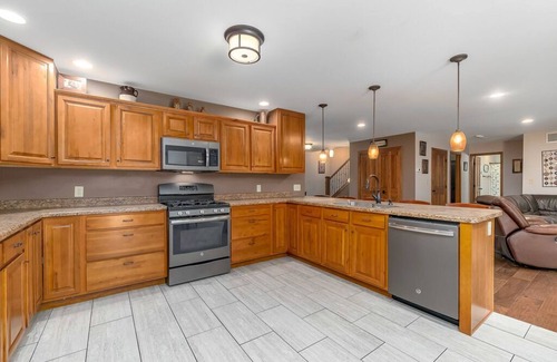 Demotte Cabin | Huge Lodge in the Woods- Peaceful and private!