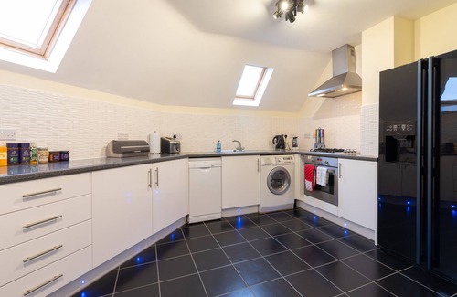 St Ives Apartment | Huge Luxury Modern Penthouse Apartment with King Size Bed