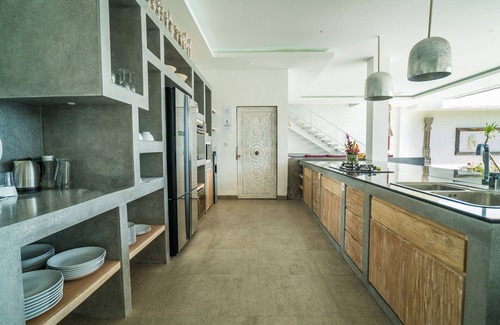 Sunset Road Villa | HUGE MODERN STAFFED VILLA, HUGE 17M PRIVATE POOL, CATERING, SEMINYAK