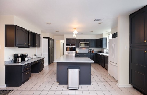 Leon Valley House | Huge Pickleball Mansion~Sleeps 26~Pool & Hot Tub