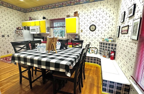 Rolling Mill Hill House | Huge Space for 10 & pets Gated for 6 cars;15 min walk to B’way; Pickle-ball ct