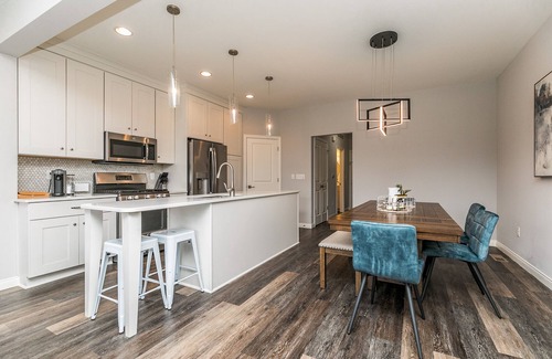 Mann House | Huge Townhouse - near UIowa, Kinnick, Hospitals, Carver