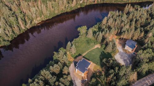 Riviere-Rouge House | Huge Waterfront Modern Cottage on the Rouge River